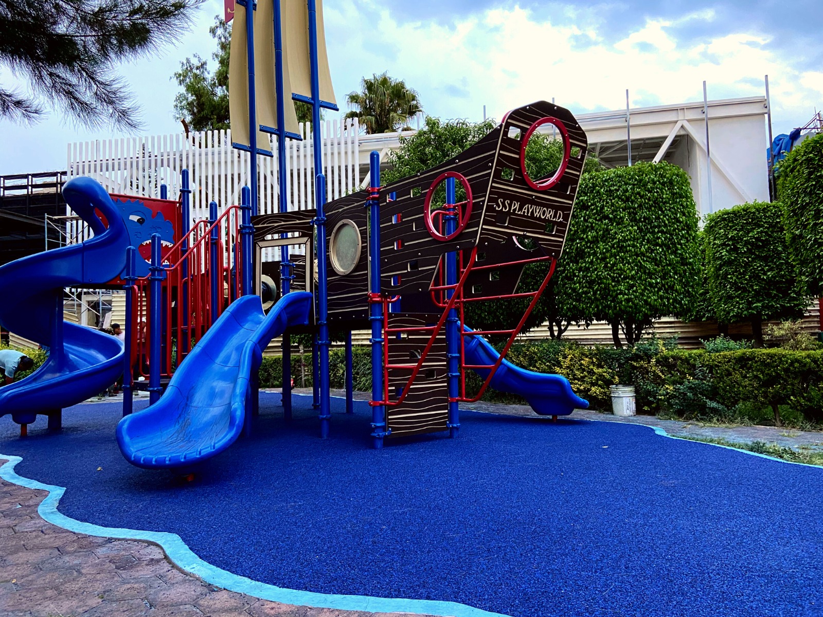 Piso de caucho colado — parque infantil